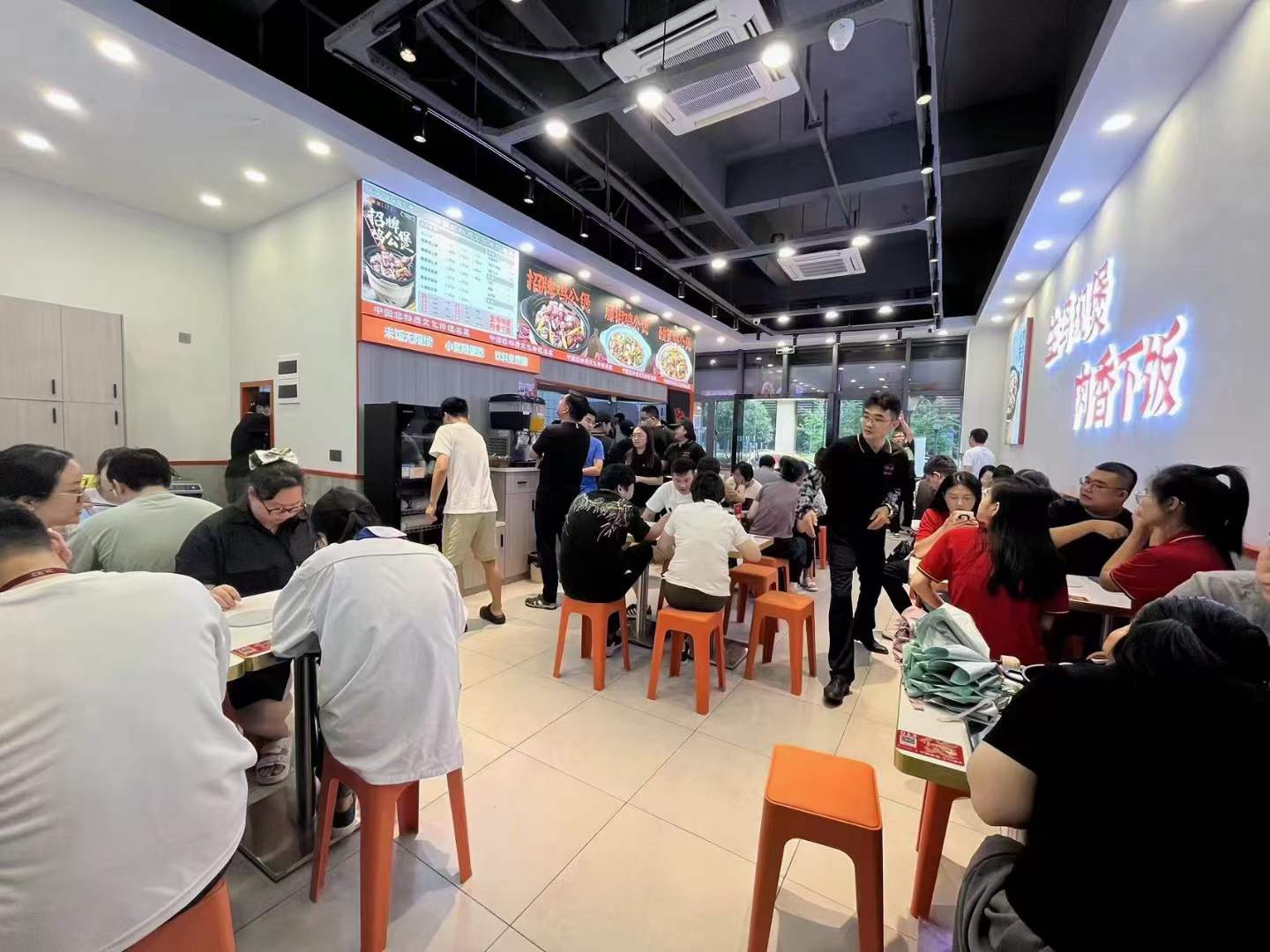 渝八两鸡公煲店