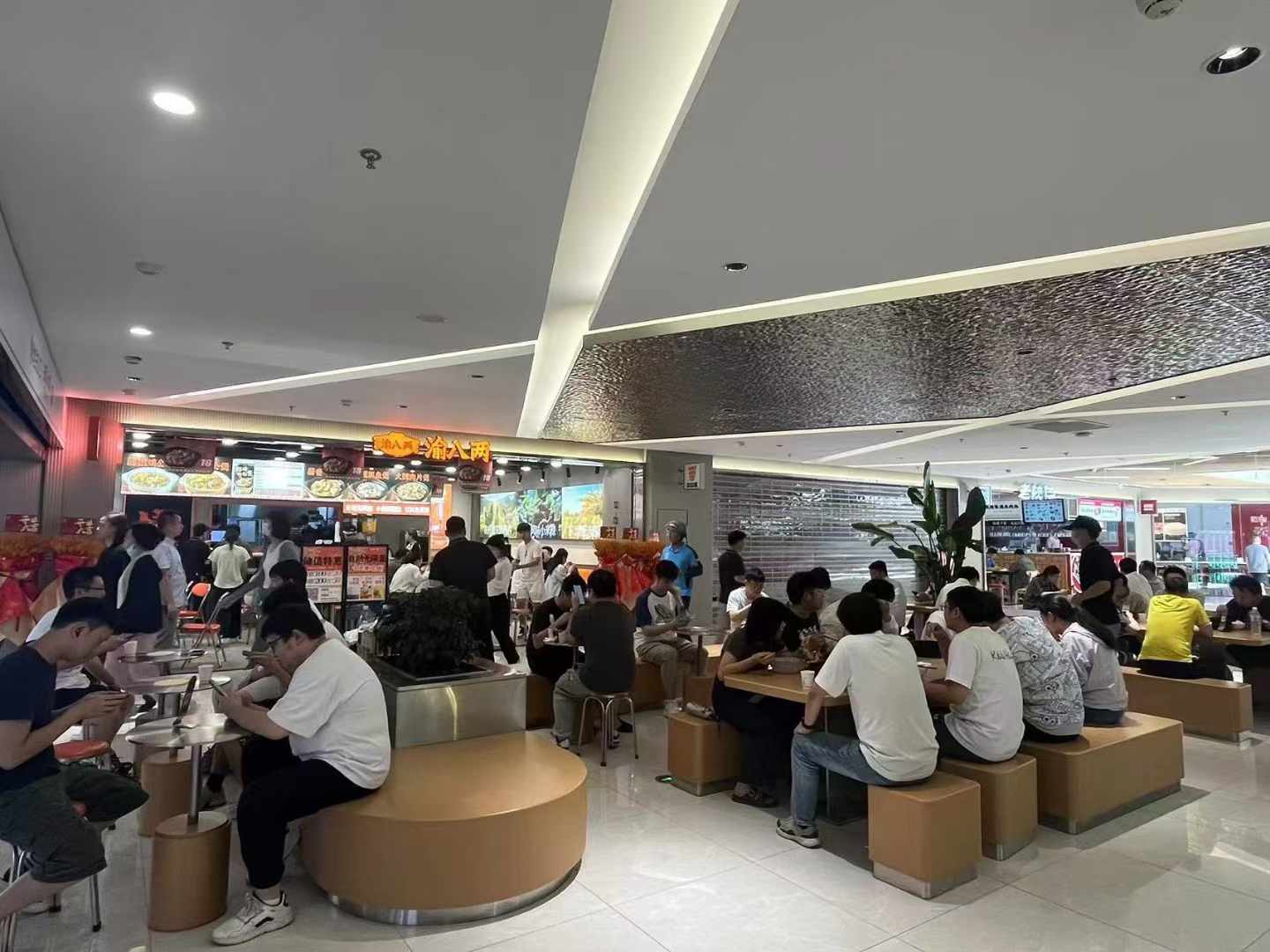 渝八两重庆鸡公煲店聚才路