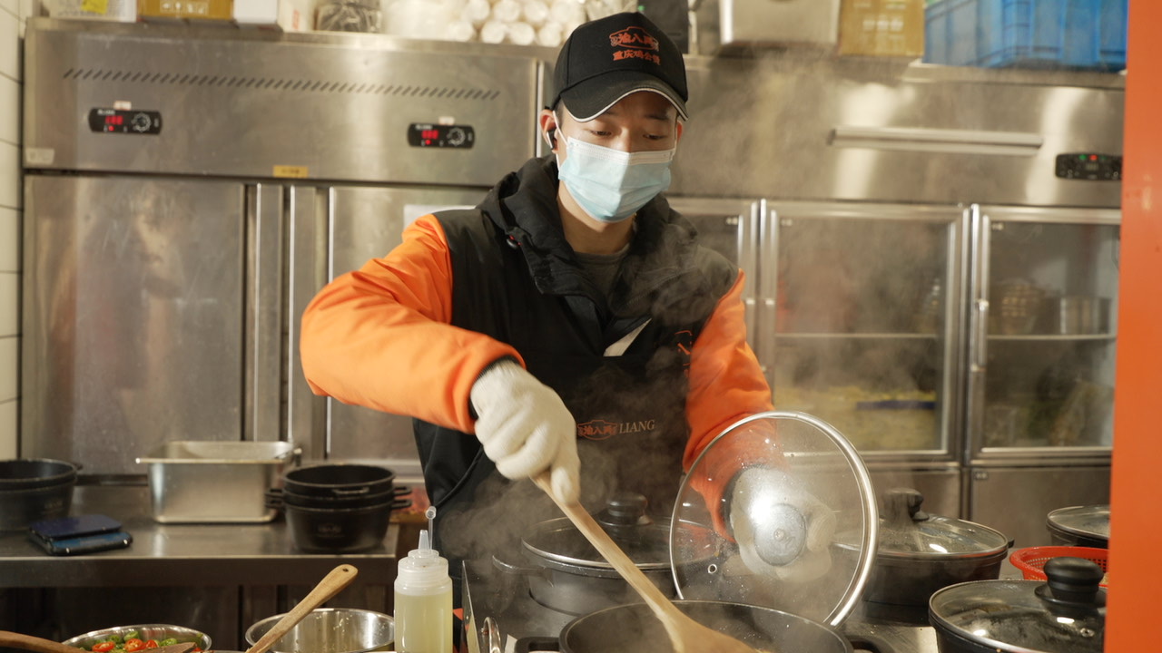 渝八两重庆鸡公煲总部