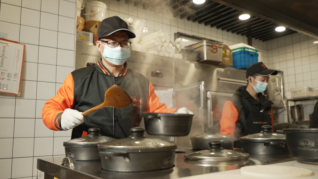 渝八两鸡公煲店