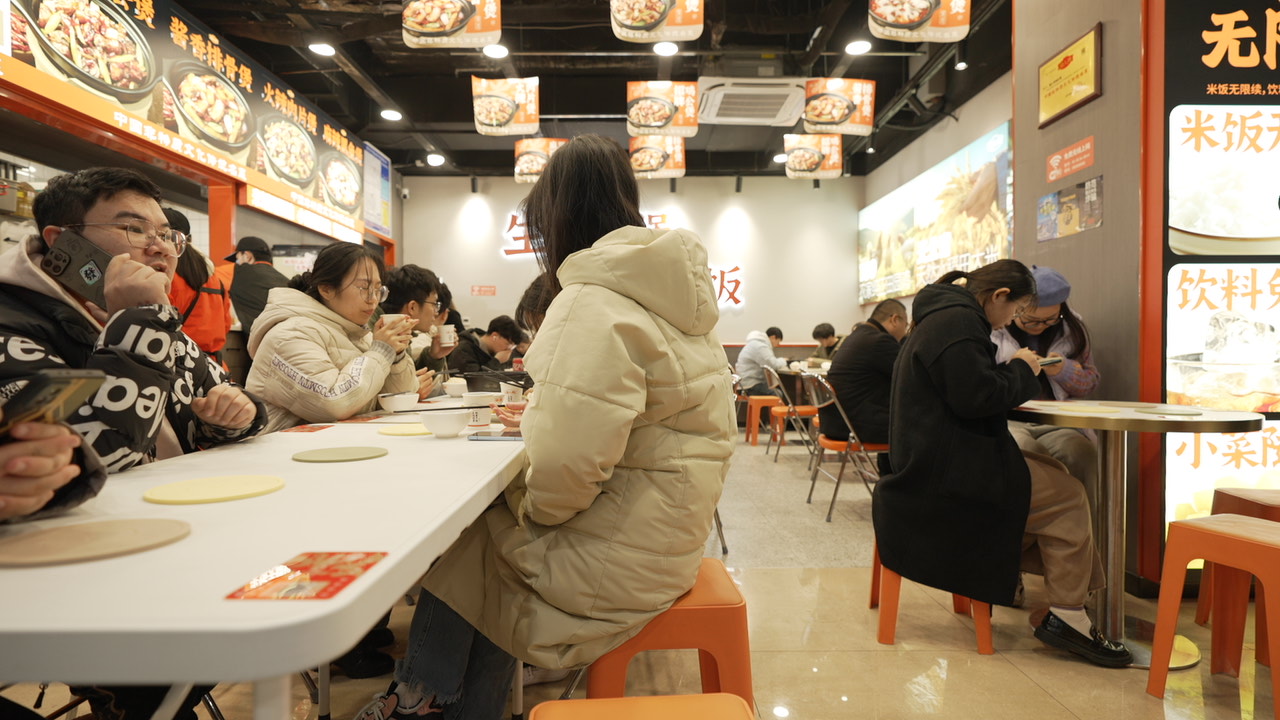 渝八两鸡公煲店