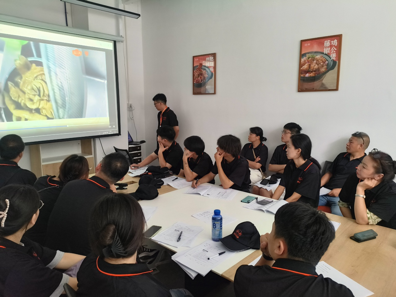 渝八两重庆鸡公煲店加盟